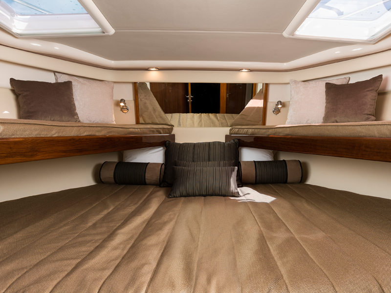 Wasting Light — 70ft Luxury Launch — bedside view 7