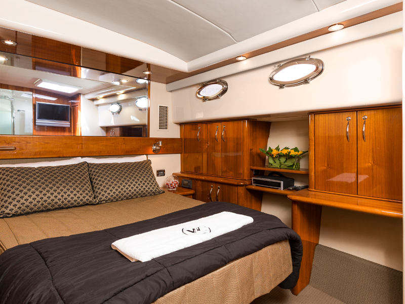 Wasting Light — 70ft Luxury Launch — bedside view 8